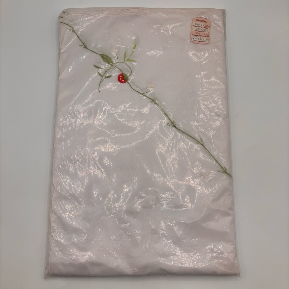 Vintage Lorraine Home Tablecloth Napkins Embroidered Strawberry Set Unused - Picture 3 of 9